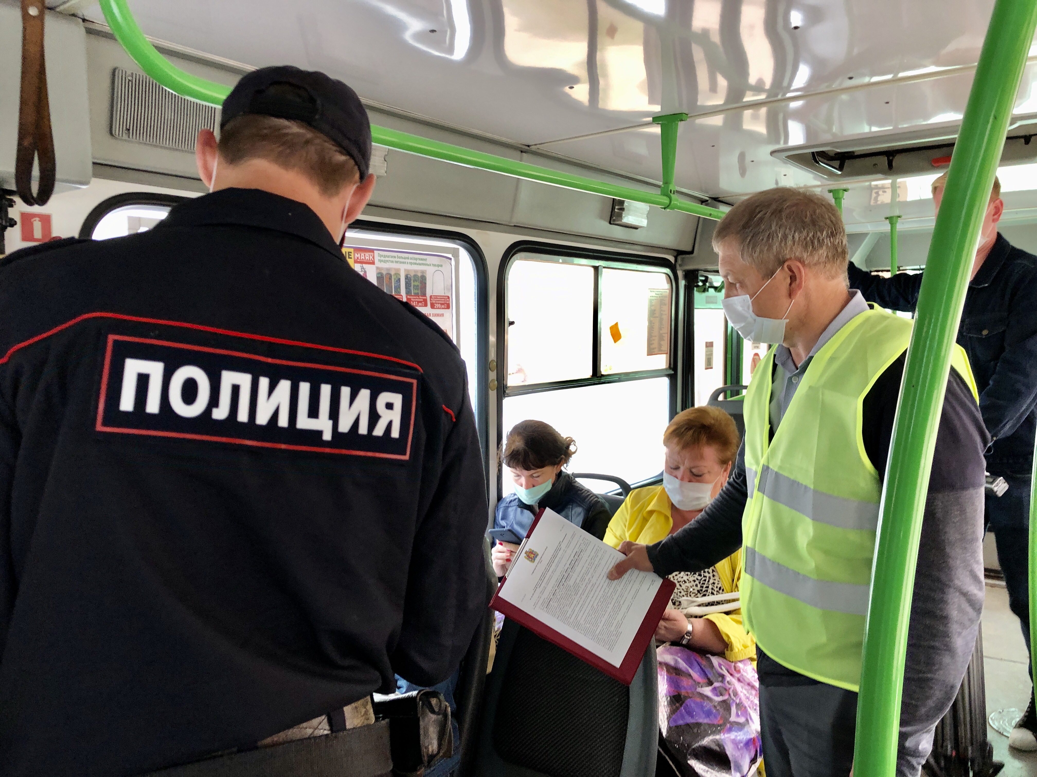 Проверка транспорта. Полиция проверяет маски в автобусах. Полицейский автобус. Полицейский в общественном транспорте. Автобус 