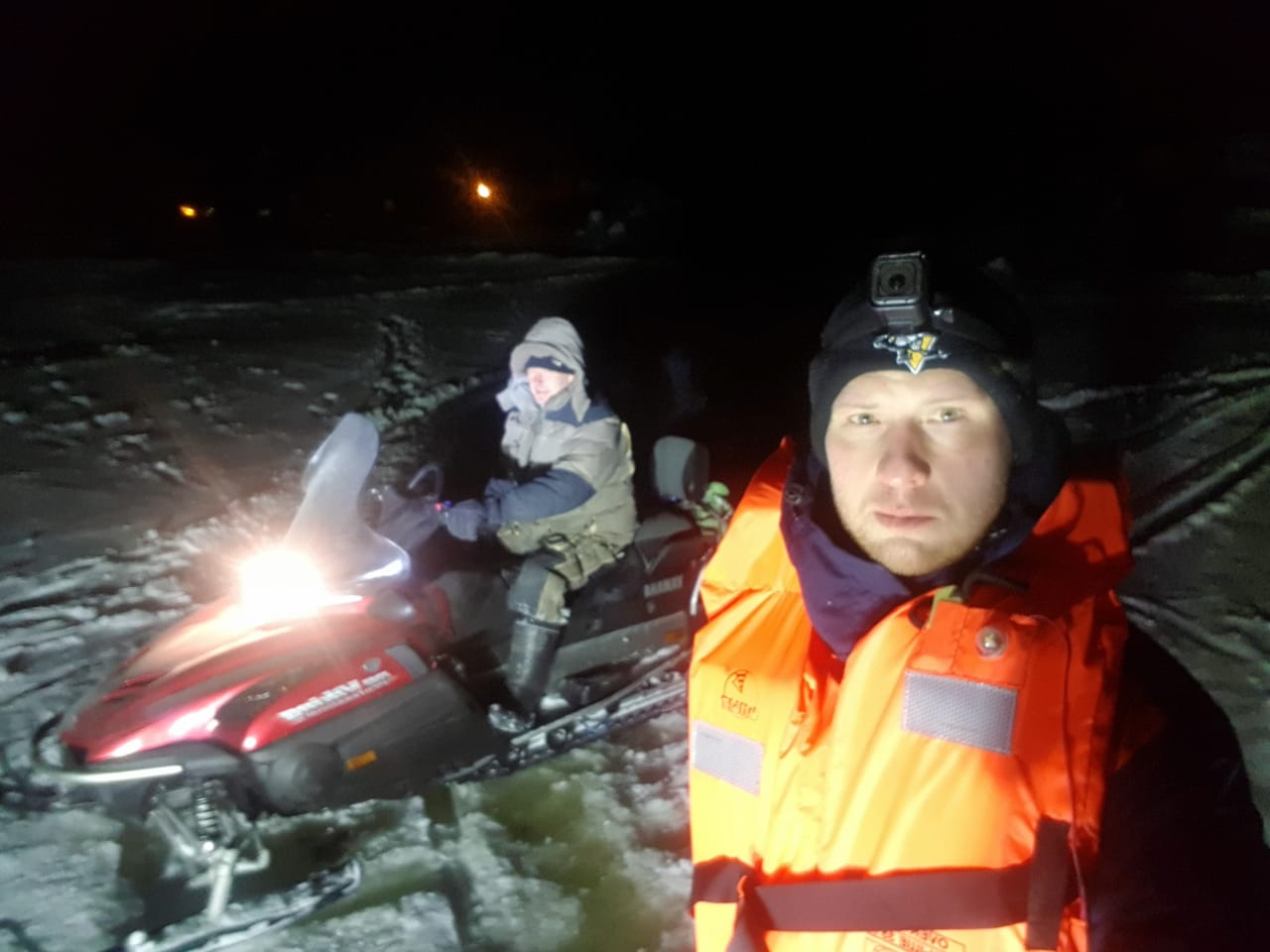 Спасатели из Дубны оказали помощь двум рыбакам, застрявшим на льдине на сломанном снегоходе