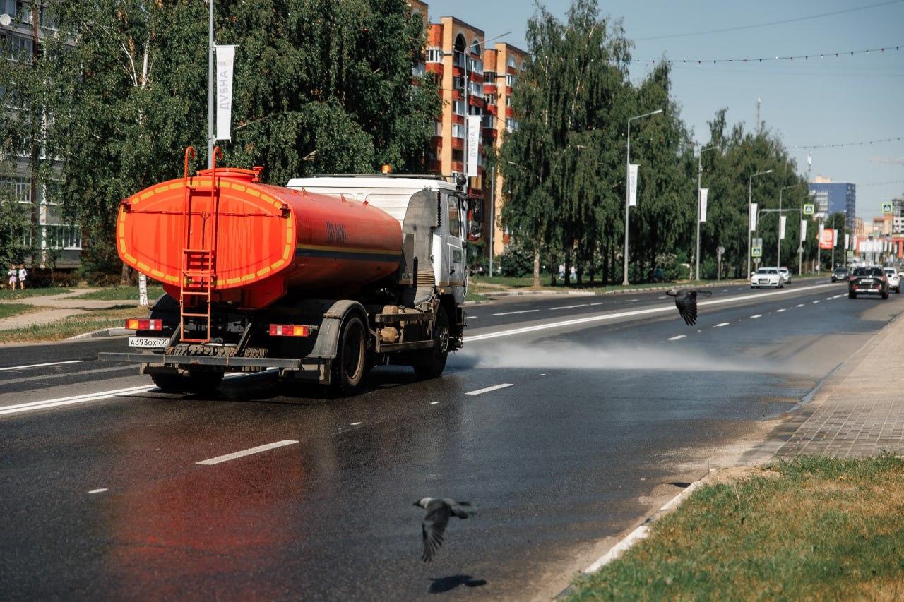 В Дубне в связи с жаркой погодой проводится полив улиц