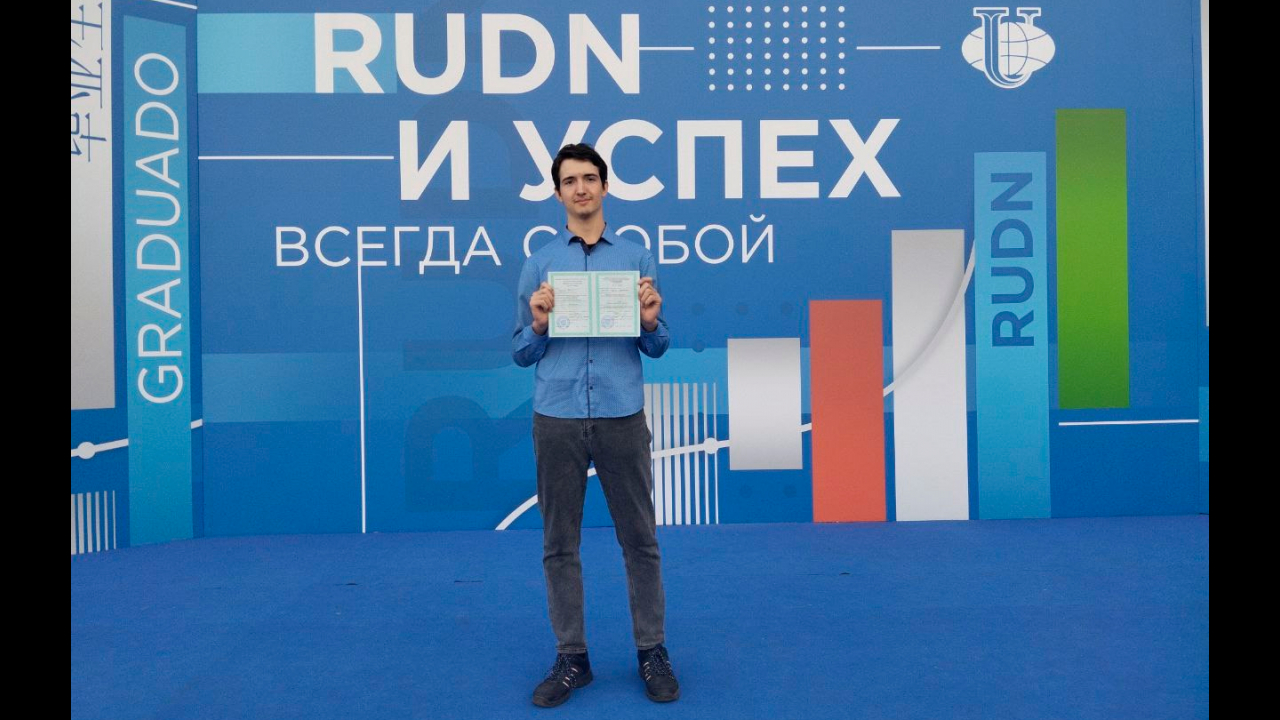 Мартин Карпенко с сертификатом об участии в форуме