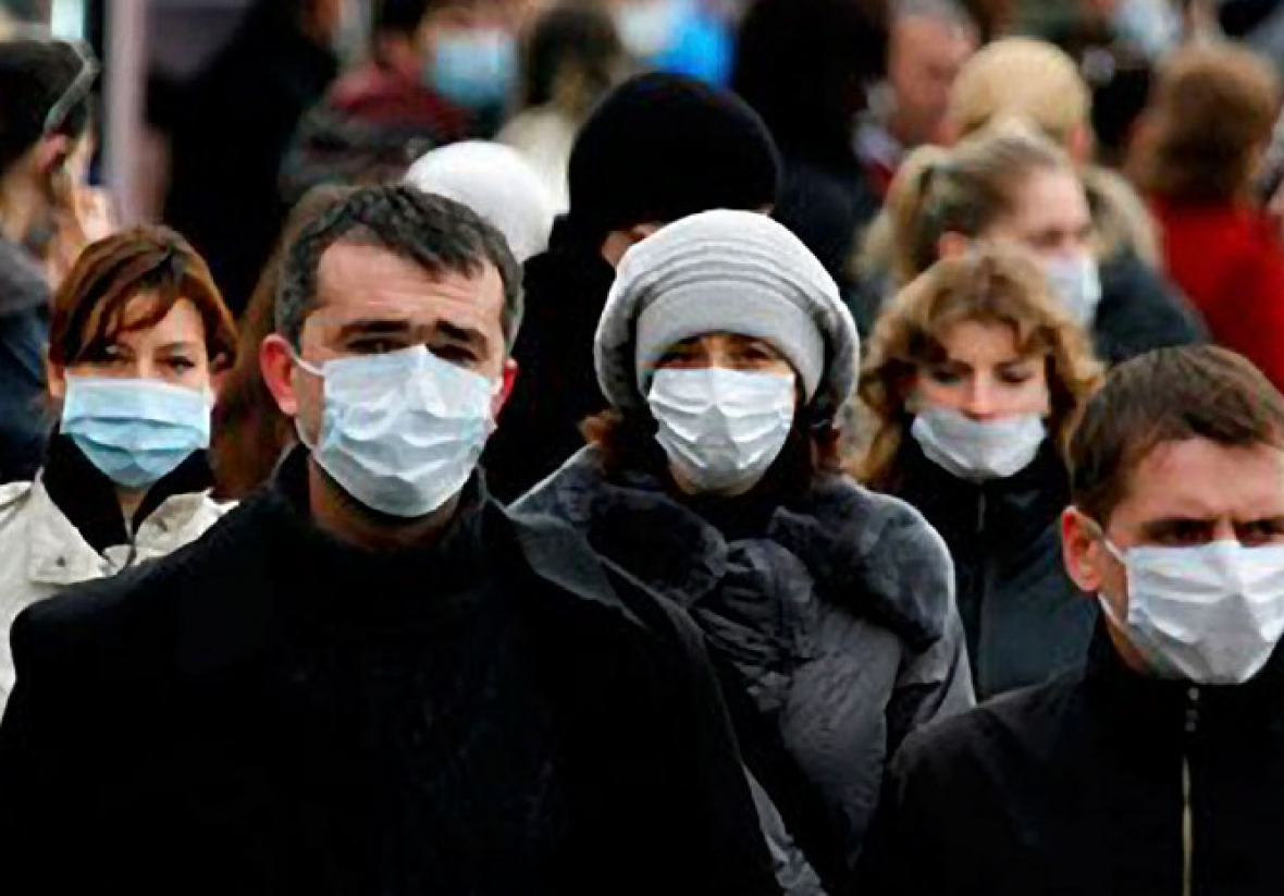 Люди в масках от коронавируса в России на улице