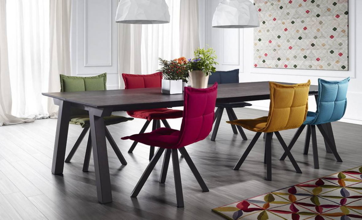 Выбираем стулья для столовой: с подлокотниками или без?