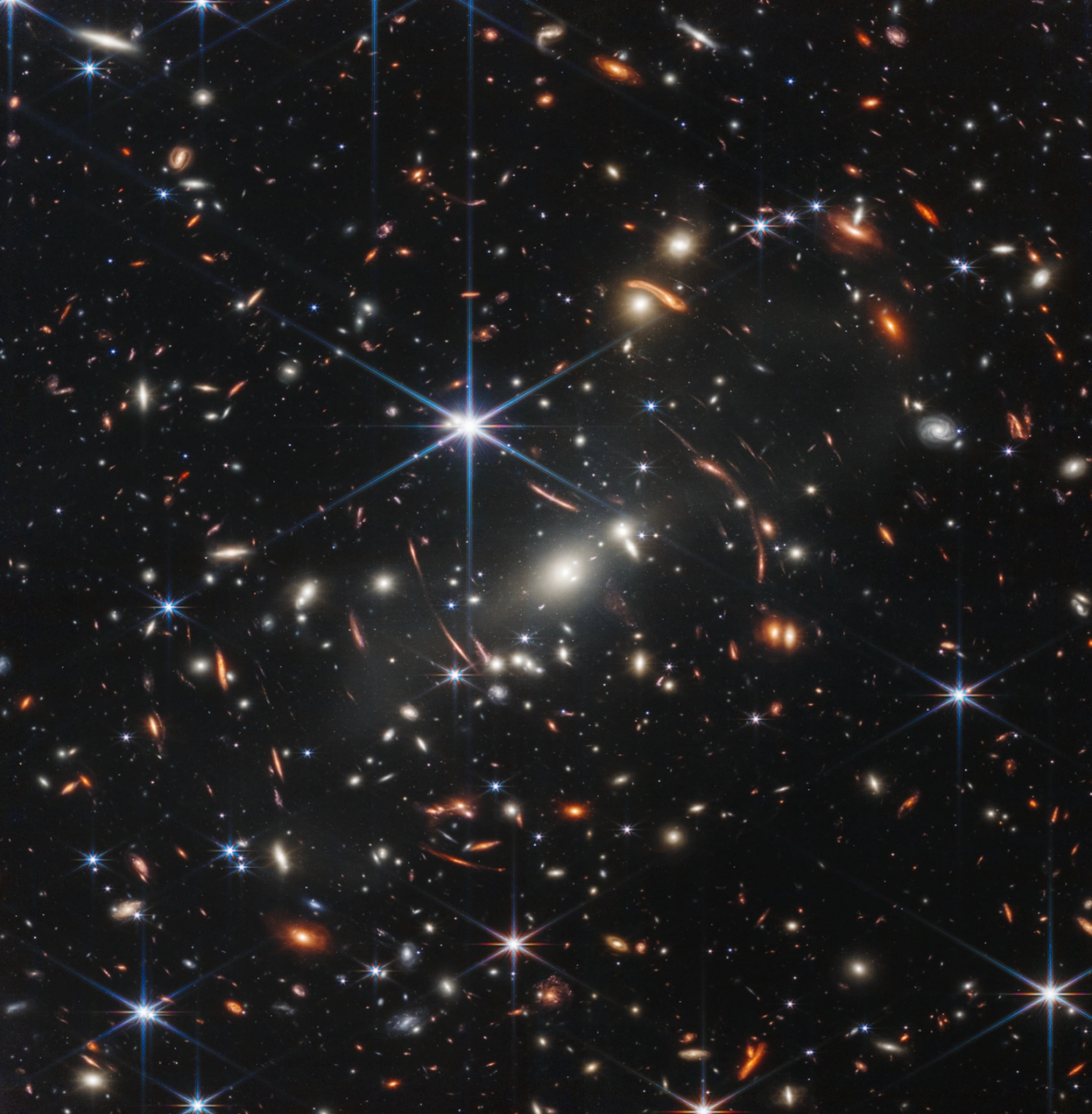 Изображение массивного скопления галактик под названием SMACS 0723, которое находится в Южном полушарии небесной сферы, в созвездии Летучей Рыбы