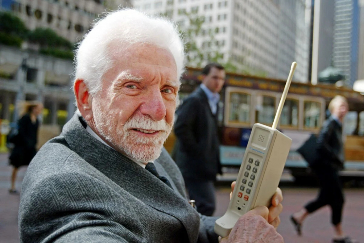 Мартин Купер с первым серийным мобильным телефоном