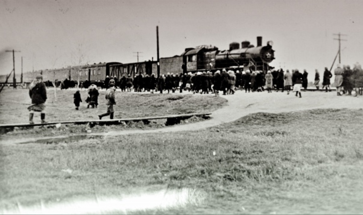 Уникальная фотография 1940-х годов. Паровоз на станции Великий Двор (отправляется в Москву)
