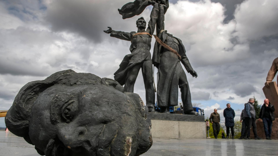 Снесенный памятник украинско-российской дружбы, 26 апреля 2022 года