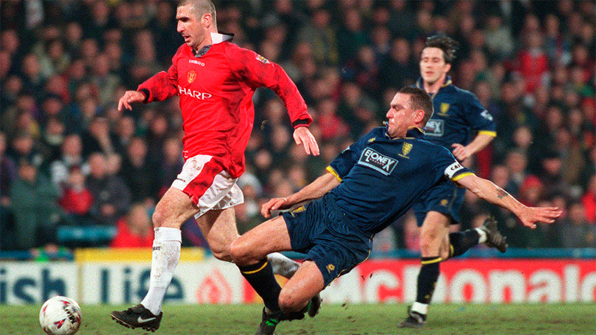 Винни Джонс (справа) во время матча ФК «Уимблдон» и ФК «Манчестер Юнайтед» в Лондоне, 1997 год