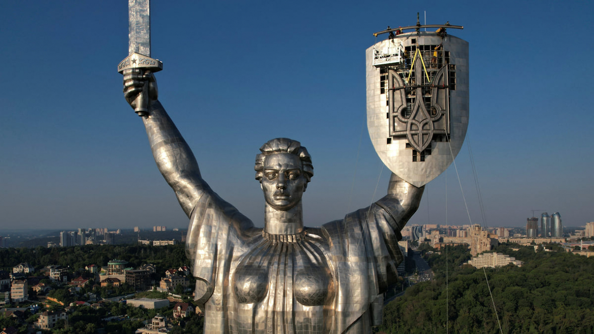 Монумент "Родина-мать" (1981 год) в Киеве сносить не стали, но экономно подправили - Герб СССР заменили на тризуб