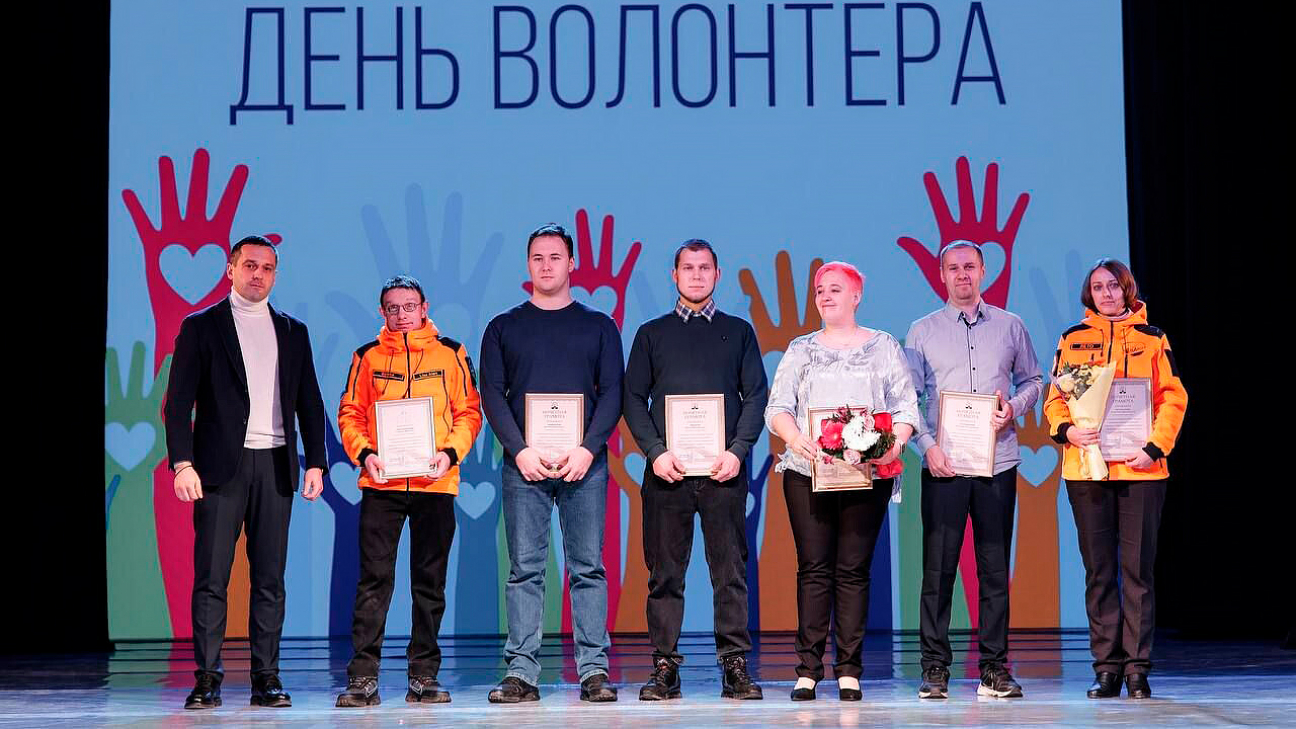На церемонии награждения: Светлана Крамарова – крайняя справа