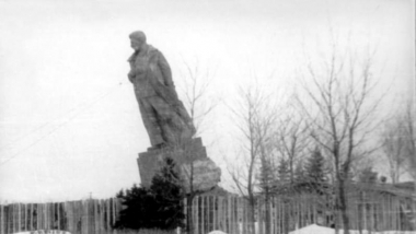 Памятник Сталину на Канале имени Москвы во время уничтожения