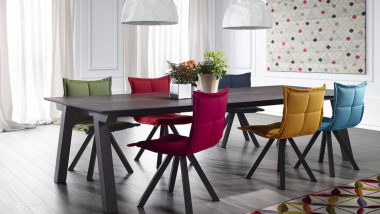 Выбираем стулья для столовой: с подлокотниками или без?