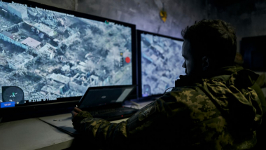 Солдат ВСУ смотрит видео с дрона в реальном времени в подземном центре управления в Бахмуте  ФОТО: Libkos / AP / Scanpix / LETA