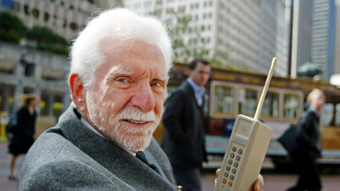 Мартин Купер с первым серийным мобильным телефоном