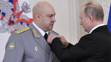 Генерал Сергей Суровикин получает награду от президента РФ Владимира Путина