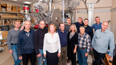 Сотрудники Сектора масс-спектрометрии и лазерной спектроскопии тяжелых нуклидов ЛЯР ОИЯИ, работающие над созданием ловушки